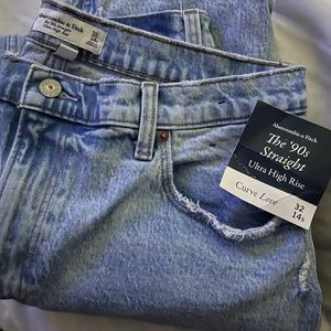 Amber Crombie and Fitch 90s high-rise size 32 light wash